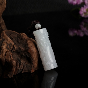 糯种白色翡翠龙柱吊坠