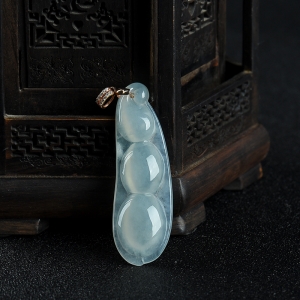 糯冰种翡翠连中三元吊坠