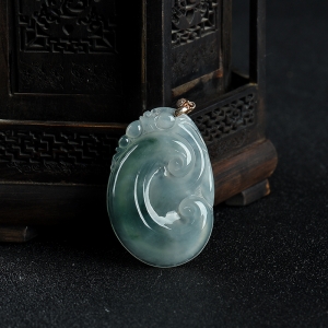 糯冰种飘花翡翠如意吊坠