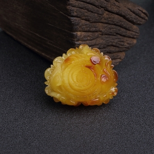 带皮俏色蜜蜡牡丹花吊坠