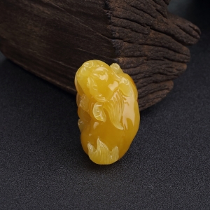 带皮鸡油黄蜜蜡貔貅吊坠