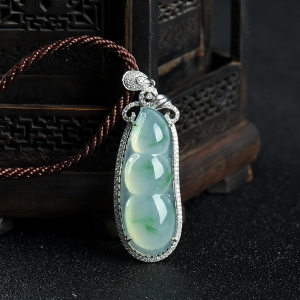 18K糯冰种飘翠翡翠连中三元吊坠