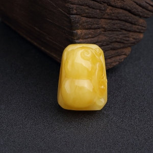 鸡油黄蜜蜡葫芦吊坠