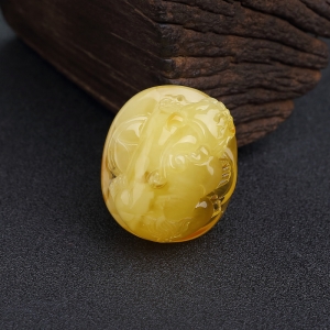 鸡油黄蜜蜡貔貅吊坠