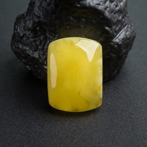 鸡油黄蜜蜡无事牌吊坠