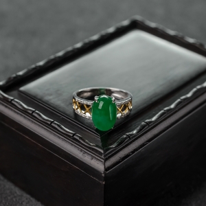 18K金镶钻糯种翠色翡翠戒指