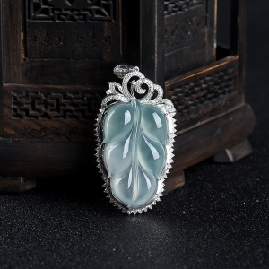 18k糯冰种浅绿翡翠金枝玉叶吊坠