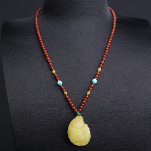 鸡油黄蜜蜡鲤鱼项链