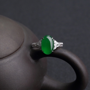 18K镶钻糯冰种阳绿翡翠戒指