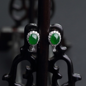 18K镶钻冰种翠色翡翠耳钉