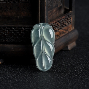 糯冰种浅绿翡翠金枝玉叶吊坠