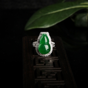 18k糯种翠绿翡翠葫芦戒指