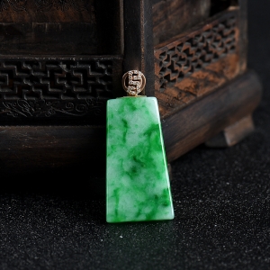 豆种飘翠翡翠无事牌吊坠