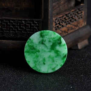 豆种飘翠翡翠圆牌吊坠