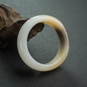 59mm山料俏色和田玉扁镯