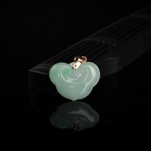 糯种飘翠翡翠如意吊坠