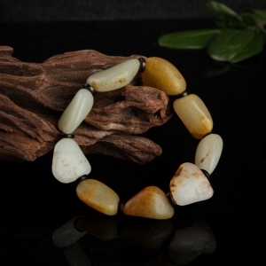 籽料俏色和田玉随形手串