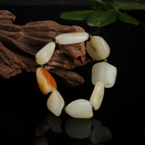 籽料俏色和田玉随形手串