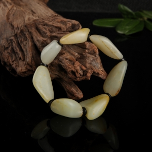 籽料俏色和田玉随形手串