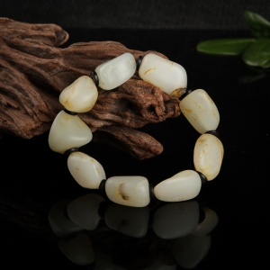 籽料俏色和田玉随形手串