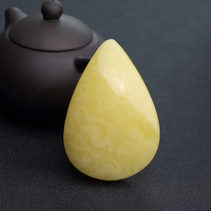 鸡油黄蜜蜡水滴吊坠