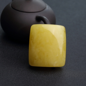 鸡油黄蜜蜡无事牌吊坠