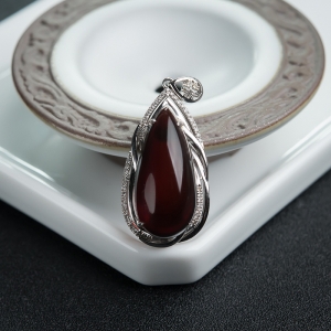 18K金镶钻血珀吊坠