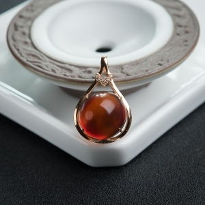 18K金镶钻血珀吊坠