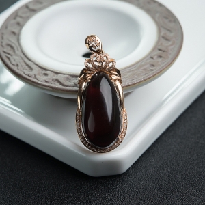 18K金镶钻血珀吊坠