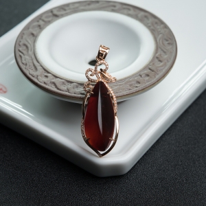 18K金镶钻血珀吊坠