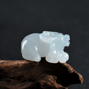 糯种翡翠丑牛吊坠
