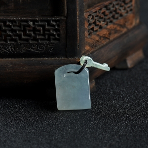 糯冰种翡翠锁吊坠
