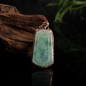 18k糯冰种飘花翡翠无事牌吊坠