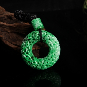 豆种飘翠翡翠仿古镂空环吊坠