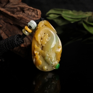 糯种俏色翡翠辰龙吊坠