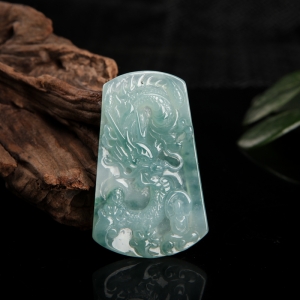 糯冰种飘花翡翠龙牌吊坠