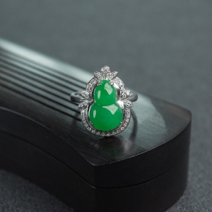 18K金镶钻糯种阳绿翡翠葫芦戒指