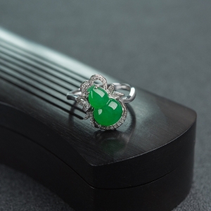 18K金镶钻糯种阳绿翡翠葫芦戒指