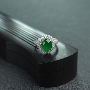 18K金镶钻冰种翠色翡翠戒指