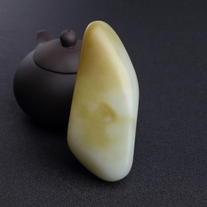 山料俏色和田玉随形摆件