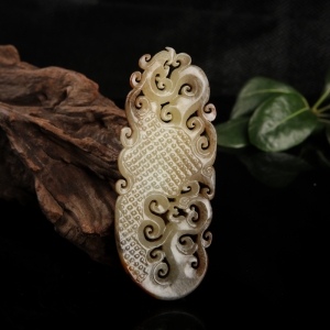 籽料俏色和田玉镂空仿古龙纹吊坠