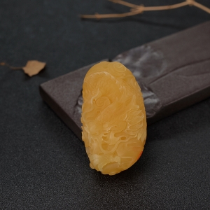 鸡油黄蜜蜡龙牌吊坠