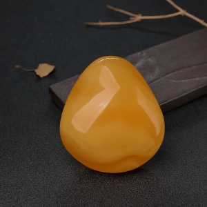 鸡油黄蜜蜡随形吊坠