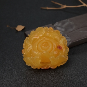 鸡油黄蜜蜡牡丹花吊坠