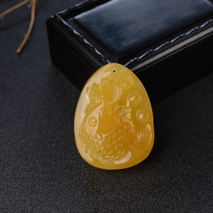 鸡油黄蜜蜡年年有余吊坠