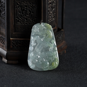 糯冰种俏色翡翠龙牌吊坠
