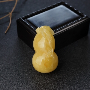 带皮鸡油黄蜜蜡葫芦吊坠