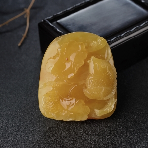 带皮鸡油黄蜜蜡连年有余吊坠