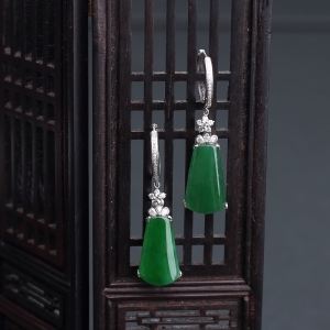 18K金镶钻糯种翠色翡翠耳坠