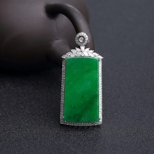 18K金镶钻糯种翠色翡翠无事牌吊坠